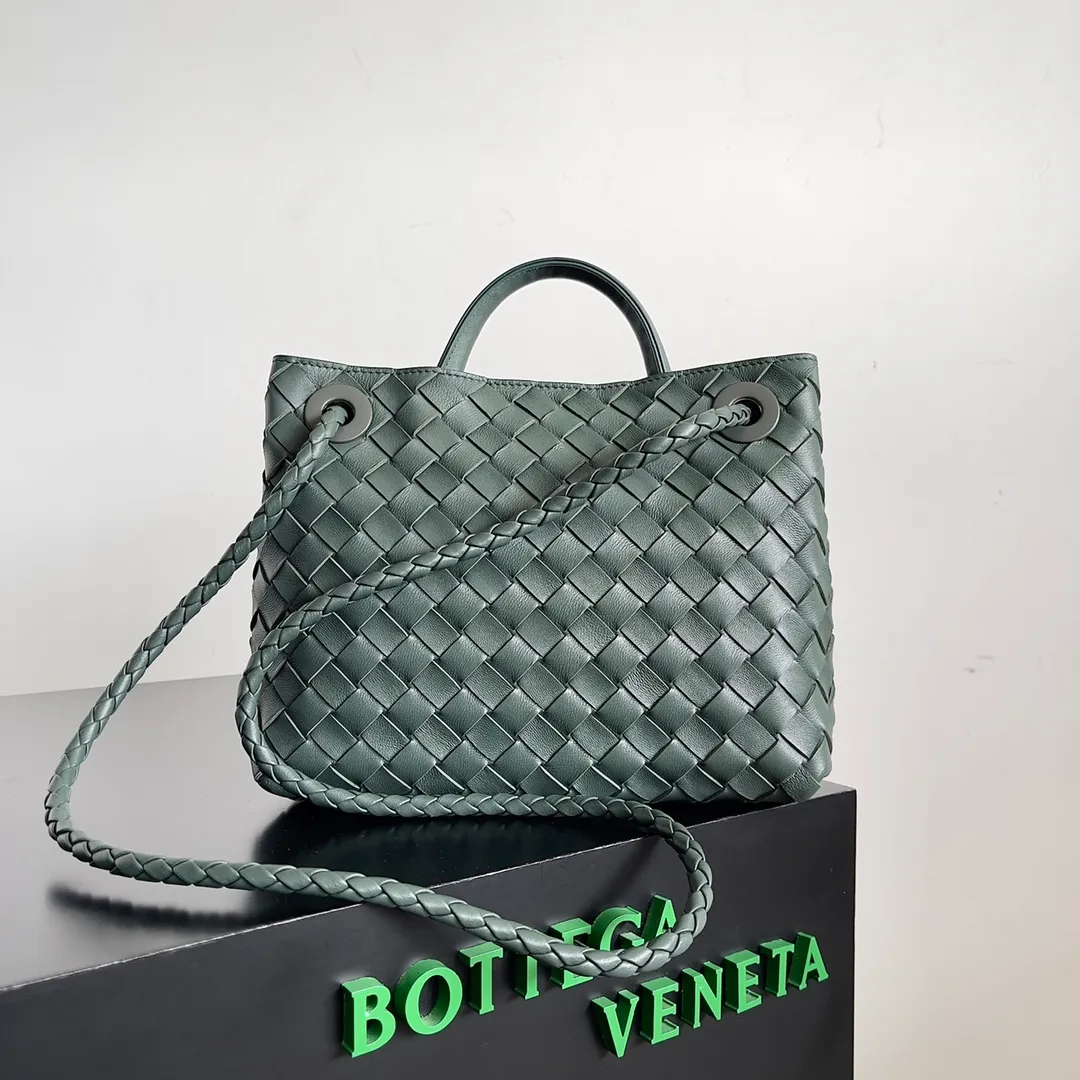 The 2023 new Andiamo batch of 1860 BV has been shipped‼ ️Really popular🔥The new Andiamo woven handbag launched by Bottega Veneta this season is really popular all over the world! ! Celebrities at home and abroad have worn it, and Oscar-winning actress Michelle Yeoh has taken it out on the street. Song Jia, Trai Yara, Yu Feihong, Sanji Ayaka, Rosie Hunting-Whiteley, Yoshioka Riho, etc. have all picked up this bag. It is classic and versatile, showing off its temperament, and the bag capacity is also large, which is very convenient for daily commuting! ! A variety of carrying methods, the shoulder straps can be adjusted by yourself, the original lambskin feels soft and delicate, and the neutral style is made to break gender boundaries and bring a more practical and longer-lasting use experience. Andiamo, which has both elegant and casual styles, perfectly interprets the true appearance of "fashionable old money style". Style number: 743568 Size: 25*22*10.5cm